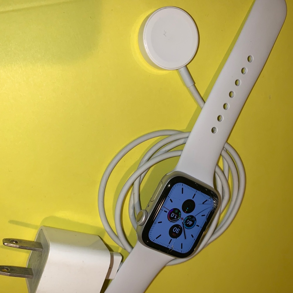 Apple Watch Series 5 Aluminum Silver White Band